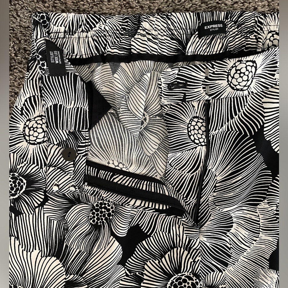 Express Monochrome Floral Pattern Pants - Picture 4 of 9